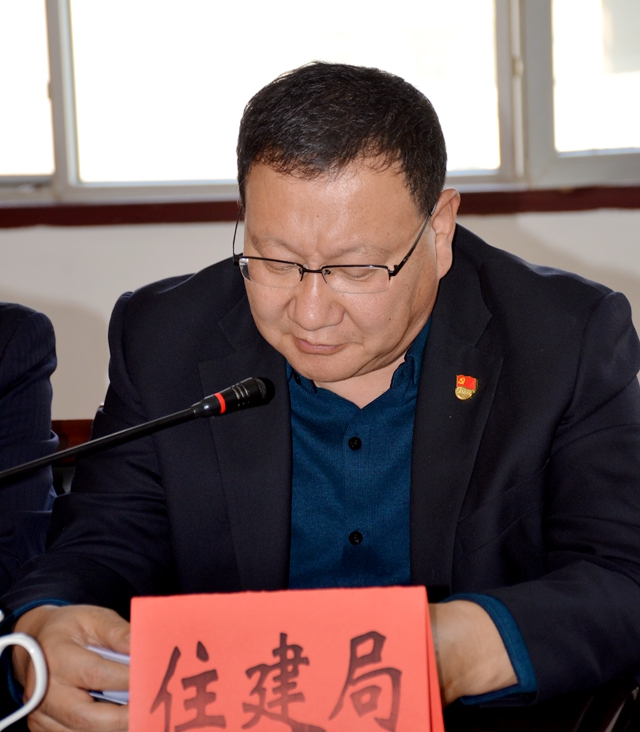 县住建局长张爱中就“煤改气”改造情况和建筑扬尘控制措施等回答询问.JPG