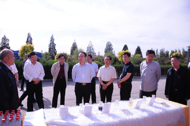 8调研组一行参观企业并听取汇报_调整大小.JPG