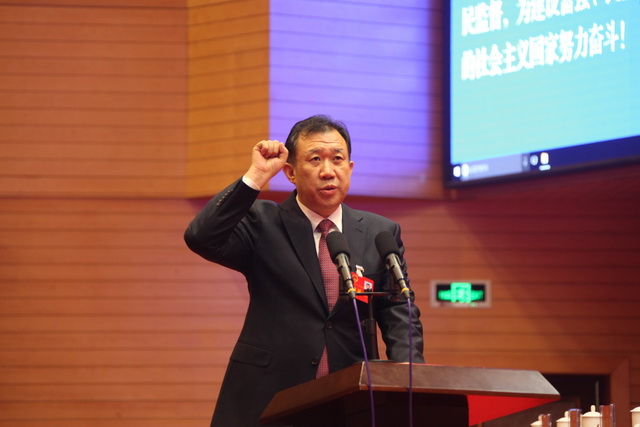 3新当选的市人大常委会副主任李德新向宪法宣誓_调整大小.JPG