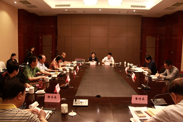 1召开座谈会.JPG