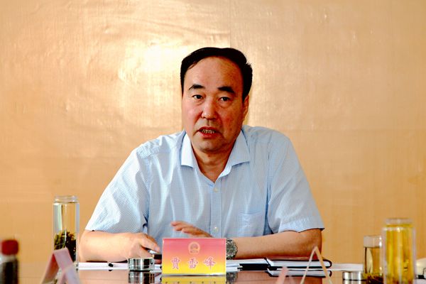 2市人大常委会主任贾雪峰主持会议传达市委常委会议精神.JPG