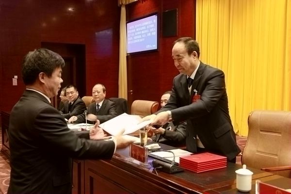 市人大常委会主任贾雪峰颁发任命书