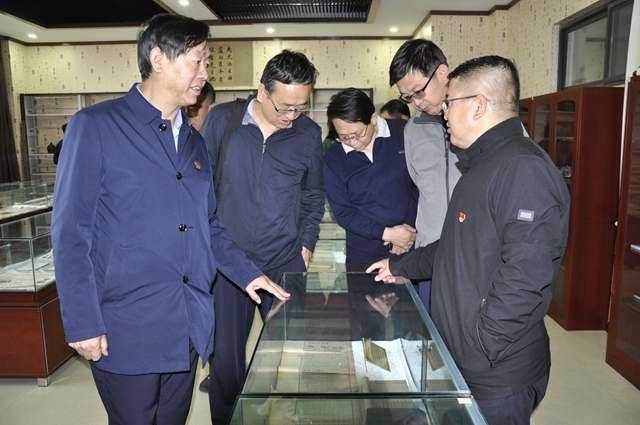 在忻州高级中学校史馆参观_副本.jpg