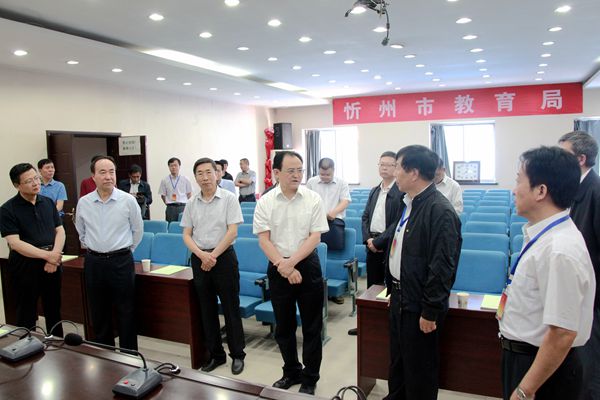 李俊明等市领导在高考考务指挥中心查看各考点情况.JPG
