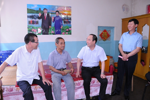 5C_4653慰问老党员.jpg