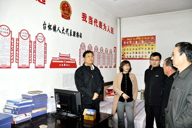8调研组一行在五台山风景区管委会台怀镇人大代表联络站调研.jpg