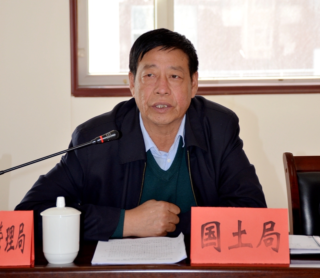 县国土局长梁栋就全县矿山地质环境恢复治理与绿色矿山创建计划回答询问.JPG