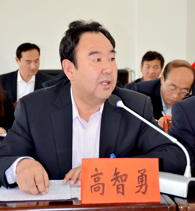 常委会组成人员、横涧乡人大主席高智勇就“南北两山”生态修复治理方面的举措提出询问.JPG