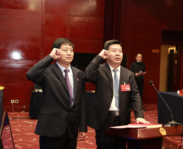 22新任命人员进行宪法宣誓(1)_看图王_副本.jpg