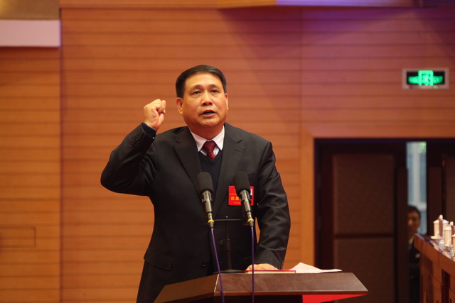 4新当选的监察委员会主任范晋昌向宪法宣誓_调整大小.JPG