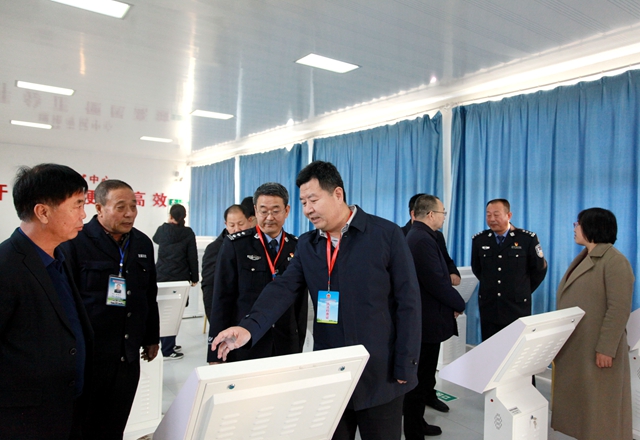 执法检查组一行在定襄县科一考场实地检查_副本.jpg