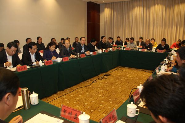 参加座谈会的市领导及有关人员.JPG