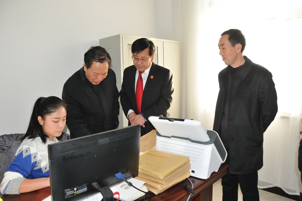 12调研组一行在代县法院翻看案卷.JPG