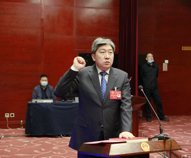 21新任命人员进行宪法宣誓_看图王_副本.jpg
