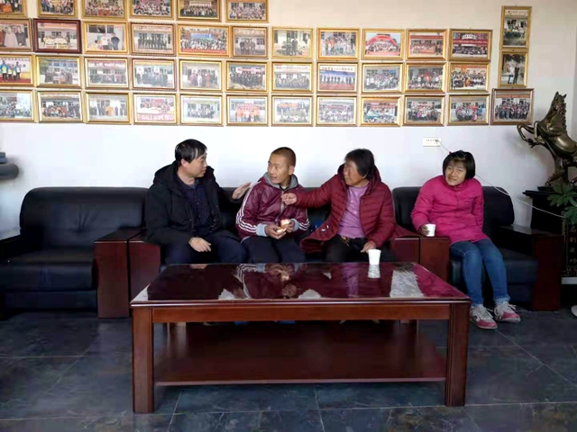 岢岚县人大代表陈福庆帮助赵家洼村贫困户王三女在市特教学校接送两孙子.jpg