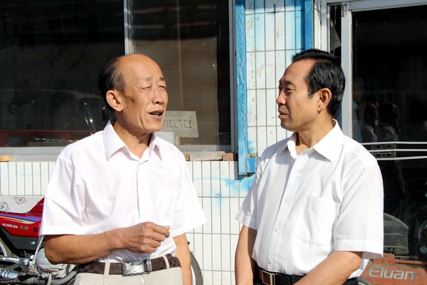李树东向农机经销商详细了解农机销售补贴情况.JPG