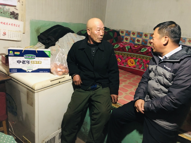 县人大代表曹玉柱慰问贫困户.jpg