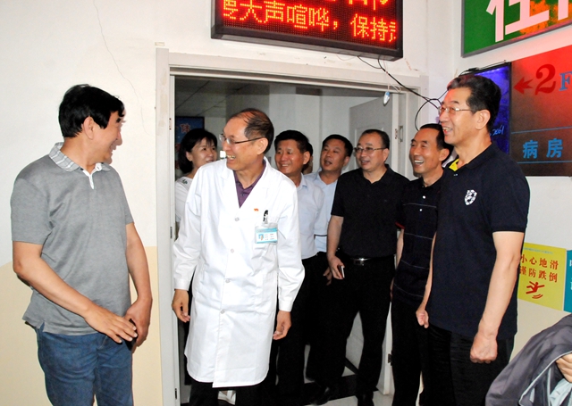 调研组一行深入定襄县虹桥医院实地调研_副本.jpg