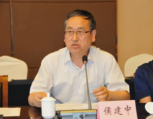 4人大常委会办公室主任侯建中发言_看图王_副本.jpg