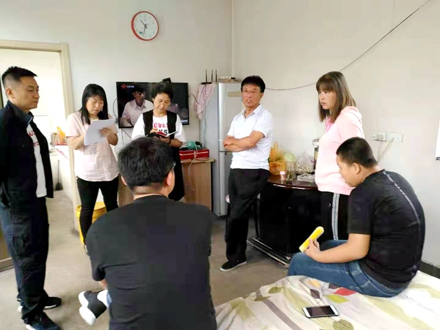张继平带队走访贫困户.jpg