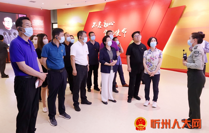 5在西北坡纪念馆参观_副本.jpg