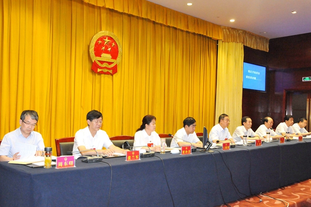 2主席台就座领导DSC_1306_wps图片.jpg