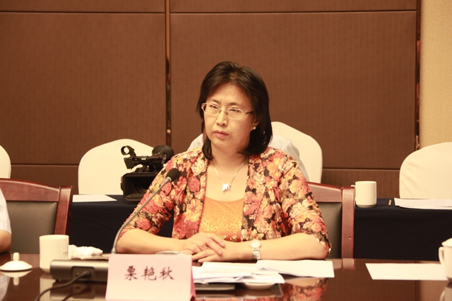 4市人大常委会人事工委主任栗艳秋主持座谈会.JPG
