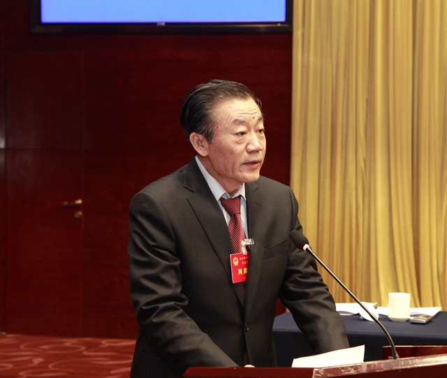10听取市人民政府秘书长郭宝厚关于市四届人大五次会议代表建议办理情况的报告_副本.jpg