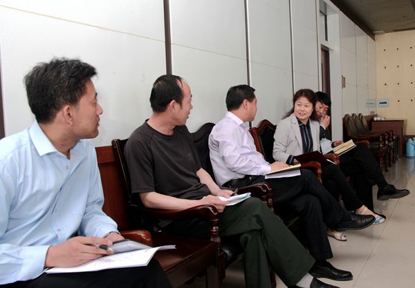 4听取乡镇负责人脱贫攻坚情况汇报.JPG