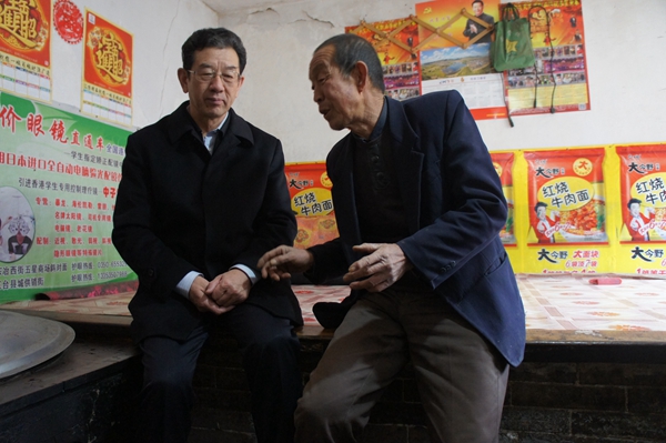 田喜荣和五台农民亲切交谈.JPG