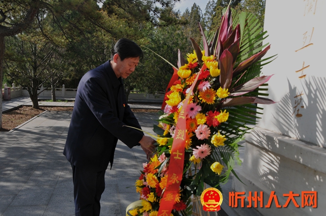 3.市人大常委会秘书长张兰军在纪念馆钱整理缎带.jpg