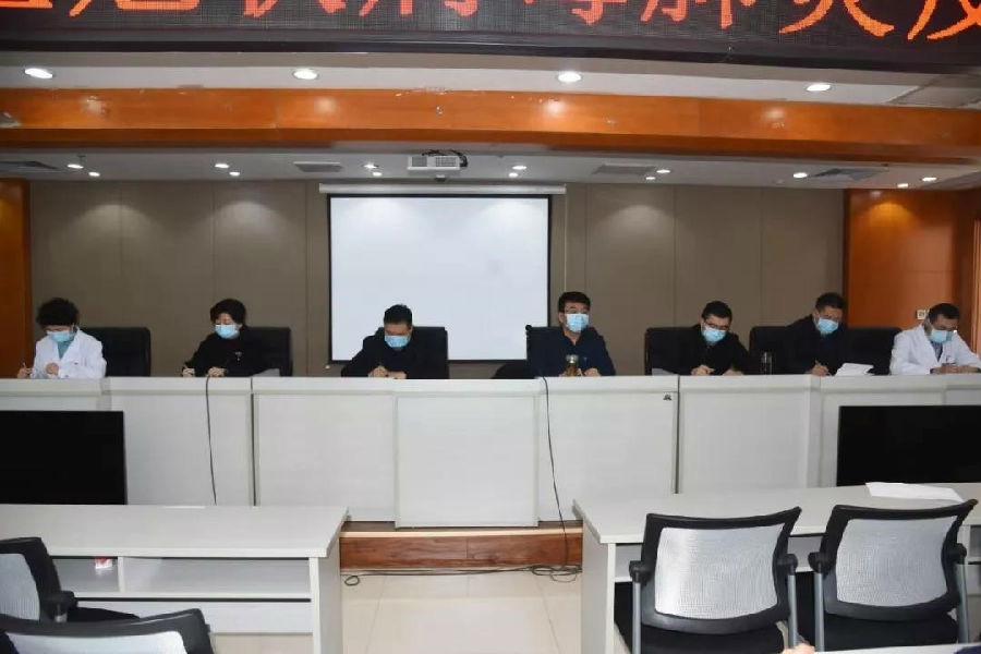 2年初四,李鹏飞院长主持召开再次动员防控新型冠状病毒肺炎中层以上相关干部会议,传达上级主管部门防控会议精神,解读新版诊疗方案,号召全院人员提高防控意识,不断学习新知识,认识新病毒,踊跃报名到抗击病毒第一线,为祖国、为人民作出最大贡献。.jpg