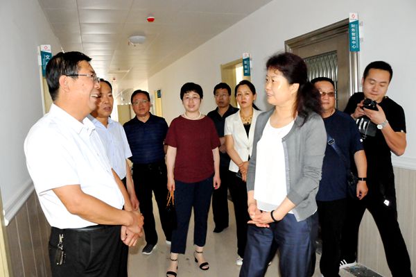 调研组在忻府区中心医院调研.JPG