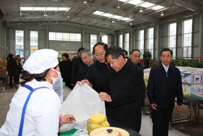 秦新年一行在岢岚县舟城路市场视察.jpg
