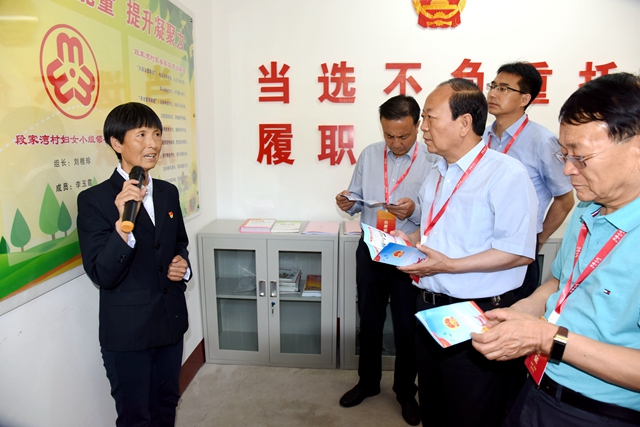 与会代表在代县刘桂珍人大代表联络点参观_副本.jpg