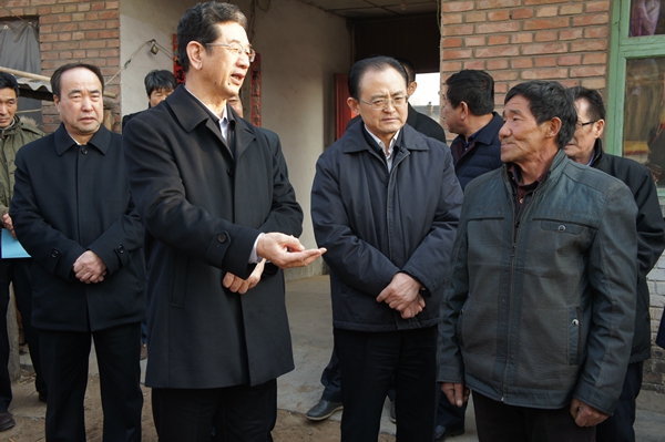 田喜荣与繁峙农民交谈.JPG