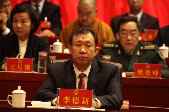 10市人大常委会副主任李德新在主席台前排就坐_调整大小.JPG