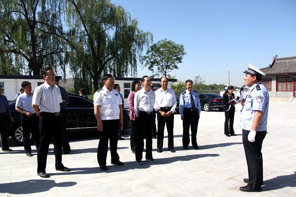 11听取五台县东冶交警中队情况介绍.JPG