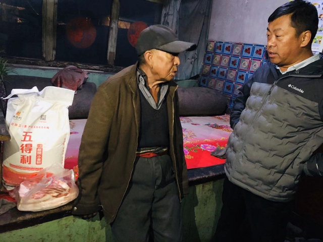 县人大代表曹玉柱慰问贫困户 (3).jpg