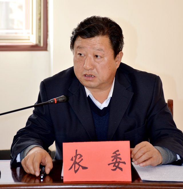县农委主任王政就指导农民综合利用秸秆和对农业面源污染情况治理回答询问.JPG