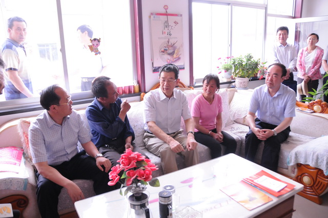 DSC_DSC_2380省人大常委会副主任、省总工会主席田喜荣在岢岚宋家沟乡慰问贫困户4_调整大小.JPG