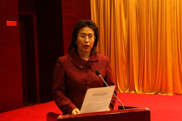 6市人大常委会人事代表工委主任栗艳秋宣读关于代表变动和补选代表资格审查情况的报告IMG_8641.JPG