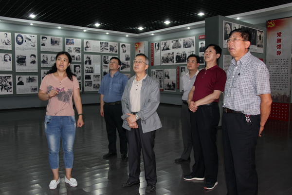 认真听取馆员介绍历史.JPG