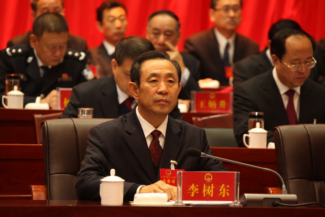 5市人大常委会副主任李树东在主席台前排就坐_调整大小.JPG
