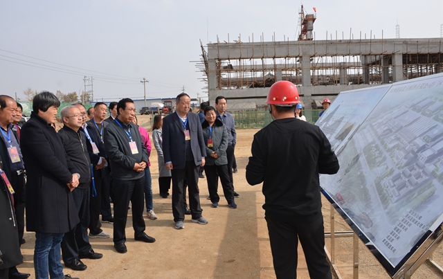 视察组一行听取旭泰北方酿酒有限公司项目建设情况介绍.JPG