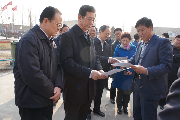 田喜荣听取扶贫汇报.JPG