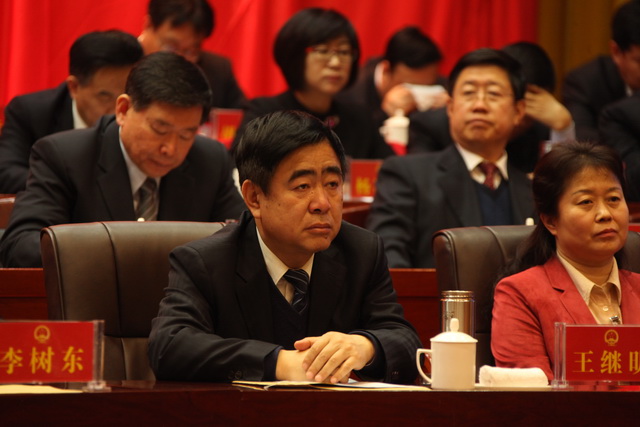 7市人大常委会副主任王继明在主席台前排就坐_调整大小.JPG