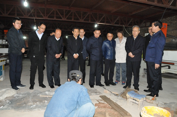 8调研组代县华亭环艺雕塑有限公司实地查看、_副本.jpg