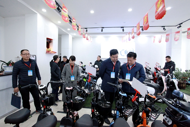 执法检查组一行在忻府区电动车销售门店实地检查_副本.jpg