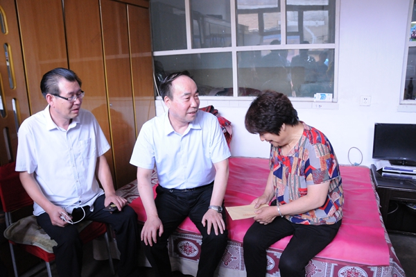 6DSC_4589慰问贫困户.jpg